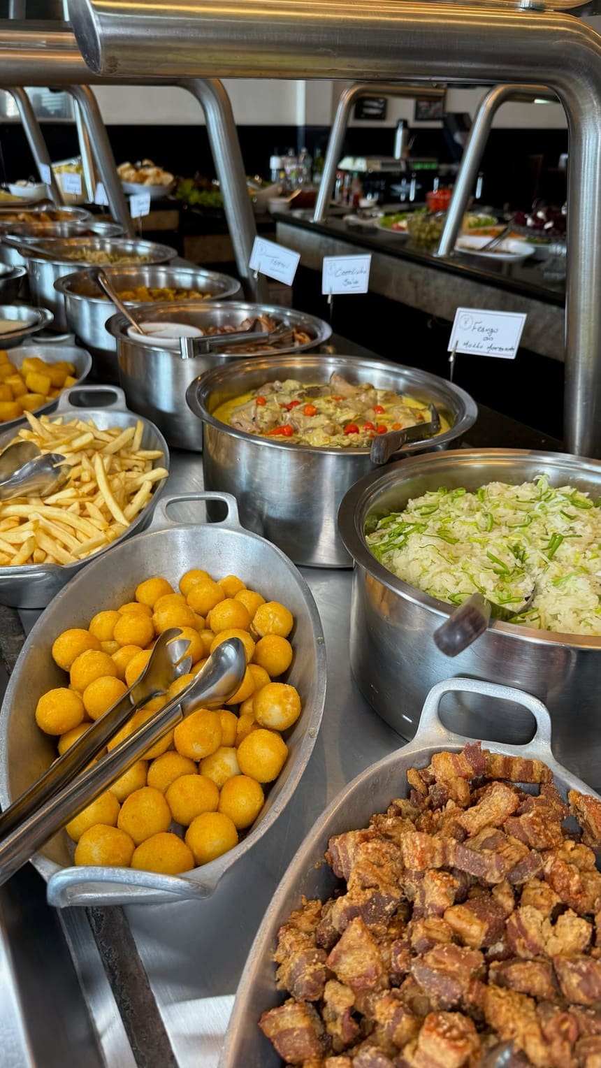 Balcão do buffet quente com diversas travessas servidas