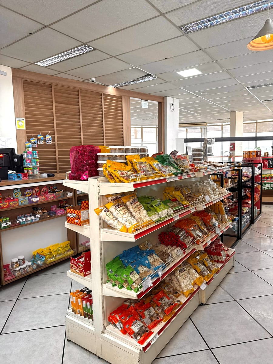 Corredor da loja de conveniência, com prateleiras de produtos