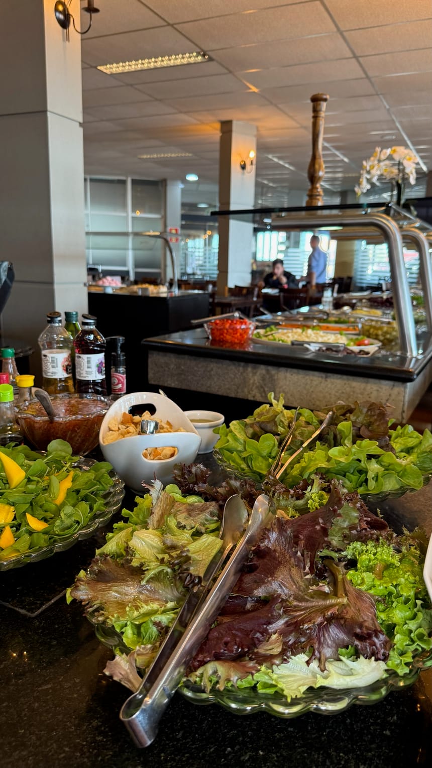 Conservas, grãos e legumes servidos no buffet de saladas