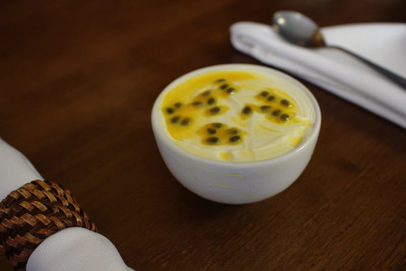Doces variados servidos no buffet de sobremesas