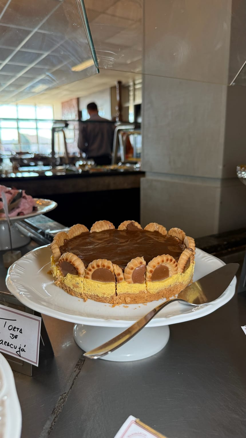 Tortas e doces servidos no balcão de sobremesas